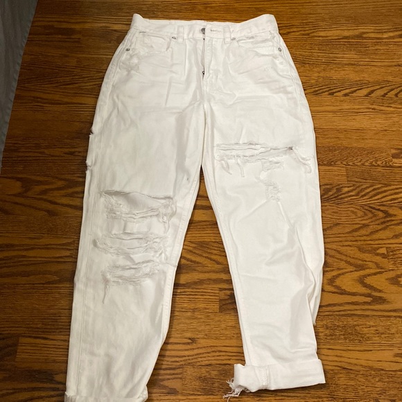 American Eagle- Boyfriend Ripped Short Jeans - Picture 2 of 4